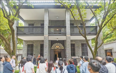 游客在重庆桂园参观。金雅倩摄
