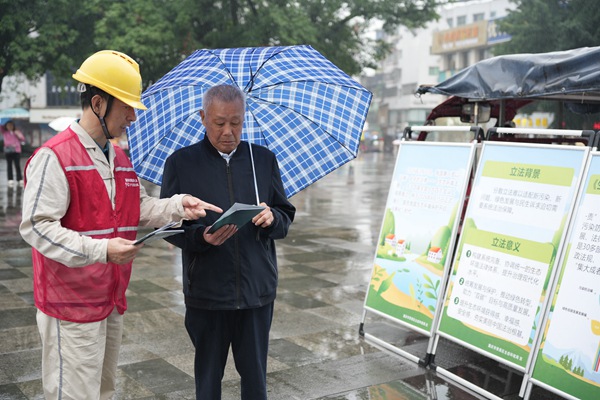 供电员工向居民讲解节能技巧。国网重庆永川供电公司供图