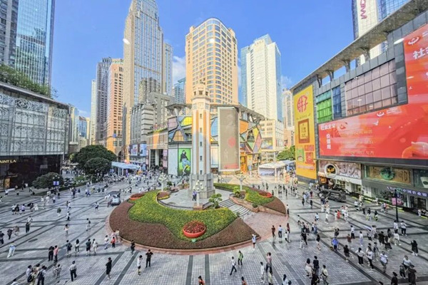端午假期，渝中区吸引了众多外地游客和国际友人。罗云希摄