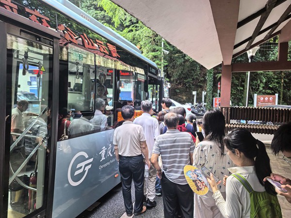 假期期间，精准调配运力资源应对客流变化。重庆交通开投集团供图