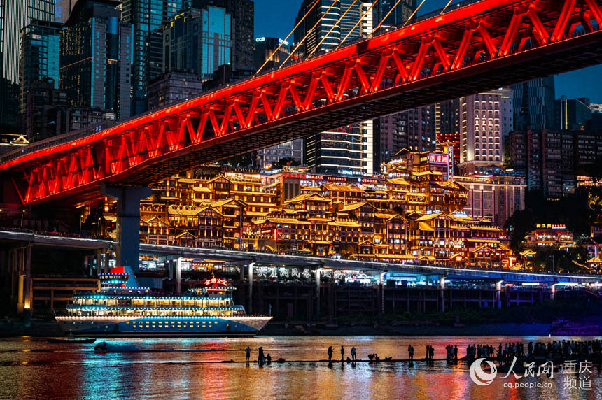 重庆洪崖洞夜景。人民网 邹乐摄