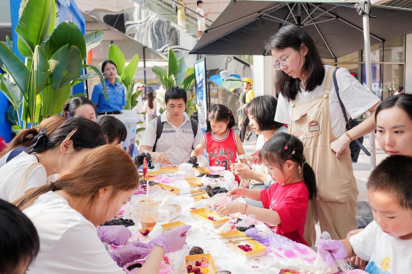 市民游客现场DIY酸奶。天友乳业供图