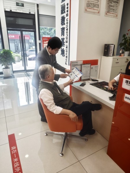 開展風險提示。哈爾濱銀行重慶分行供圖