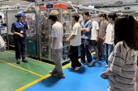 学生们走进生产车间进行职业体验。两江新区人力资源和社会保障局供图