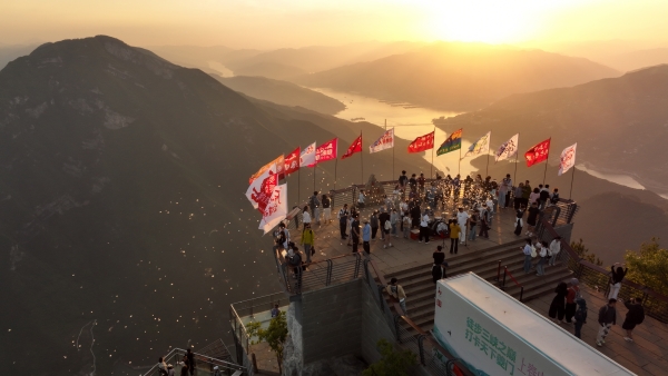 游客登三峡之巅,打卡天下夔门。重庆白帝城旅游开发有限公司供图