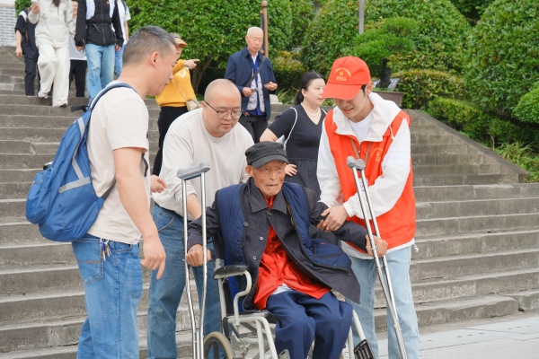 “小红橙”志愿者暖心服务。重庆白帝城旅游开发有限公司供图