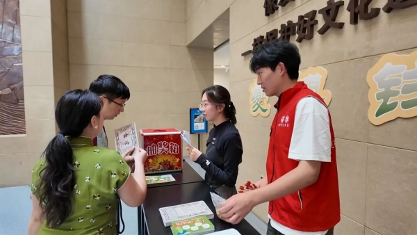 游客在夔博钱庄领取“本金”。奉节县委宣传部供图