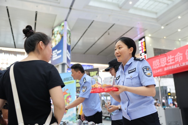 民警结合毒品仿真模型为旅客开展禁毒宣传。胡晓未摄