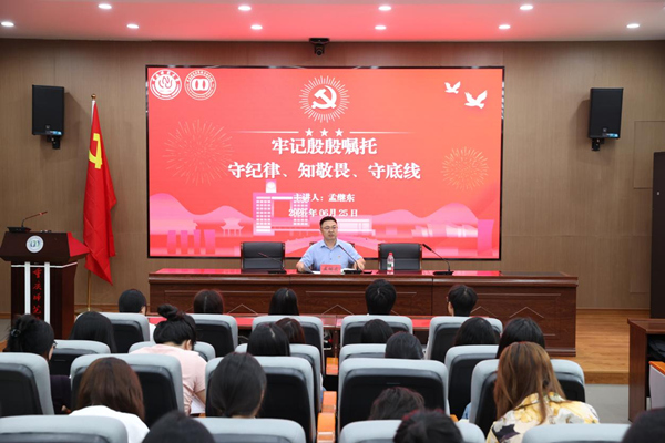 学院纪委书记孟继东授课。重庆师范大学供图