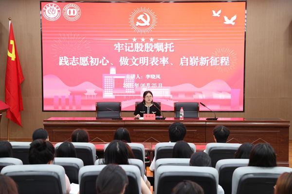 学院团委书记李晓凤授课。重庆师范大学供图