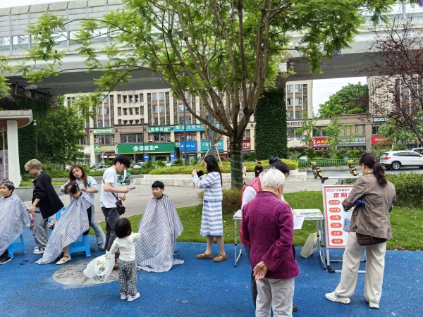 义务剪发活动。哈尔滨银行重庆分行供图