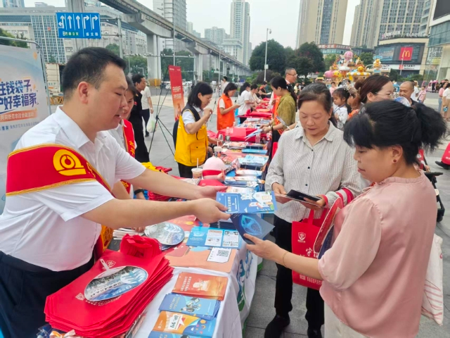 开展防范非法金融宣传。中国太保产险重庆分公司供图