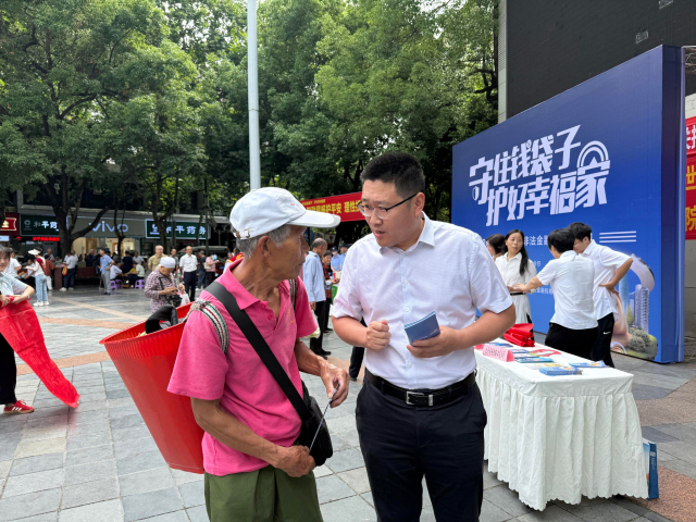  开展防范非法金融宣传。中国太保产险重庆分公司供图