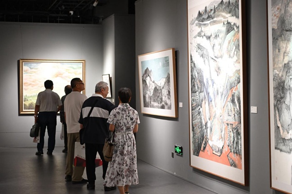 市民正在欣赏画展。主办方供图