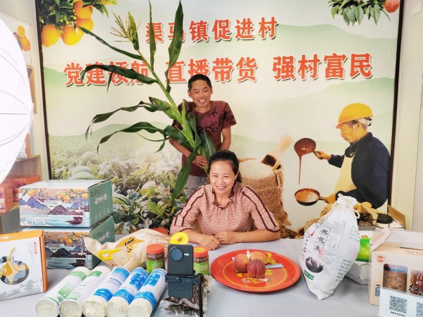 本地网红进行直播。受访单位供图