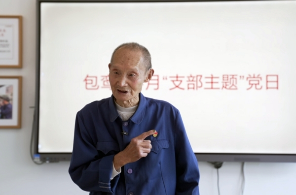 秦光天为乡亲们宣讲红色故事。丰都县融媒体中心供图