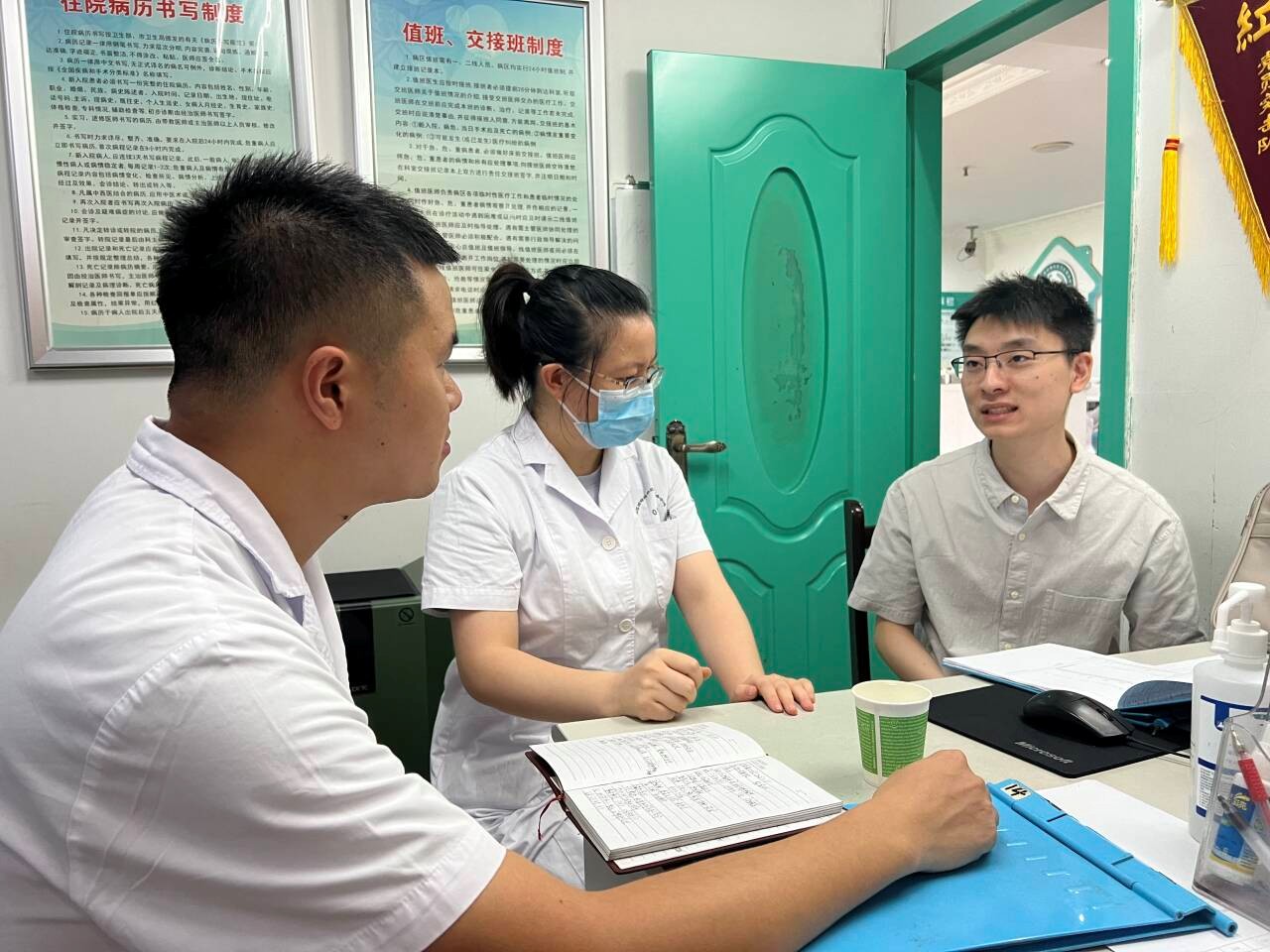 总院药师马云琪（右一）指导渝碚路分院药师开展医药联合查房