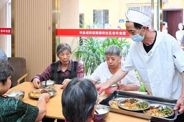 老人们在社区老年食堂就餐。重庆市民政局供图