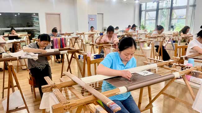 “三峡绣”员工正专注刺绣。工行重庆市分行供图