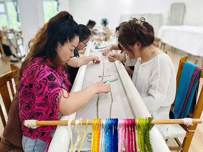 “三峡绣”员工正专注刺绣。工行重庆市分行供图