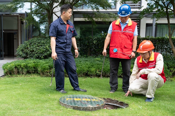 服务队员检查小区地下管网。国网重庆永川供电公司供图