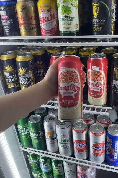 重庆啤酒已在马来西亚规模最大的迷你连锁超市品牌99 Speedmart进行销售。重庆啤酒供图