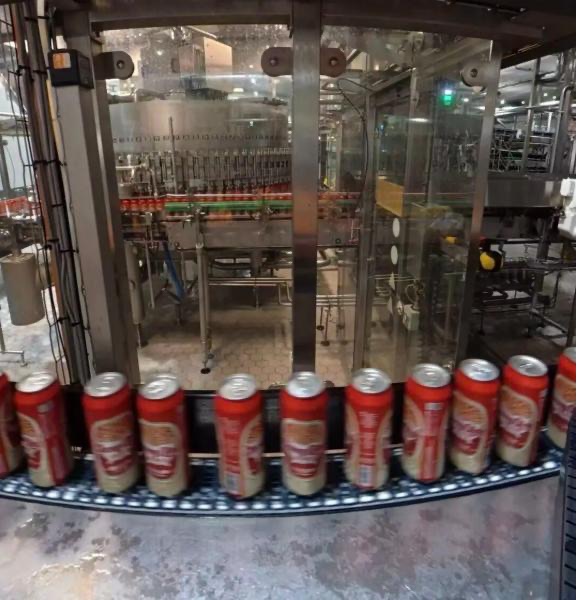 嘉士伯马来西亚啤酒厂,在包装生产线上的“重庆啤酒”。重庆啤酒供图