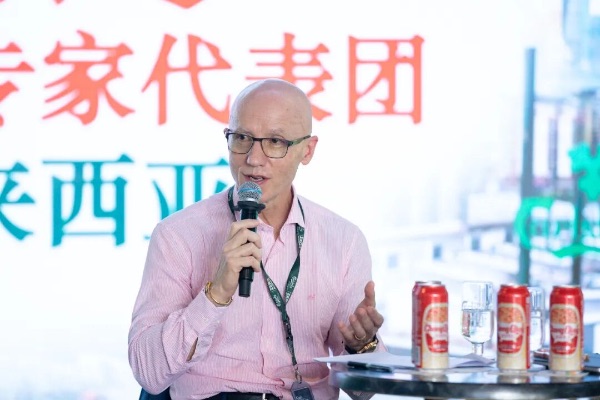 嘉士伯马来西亚集团董事总经理葛利尼(Stefano Clini)分享重庆啤酒引进过程。重庆啤酒供图