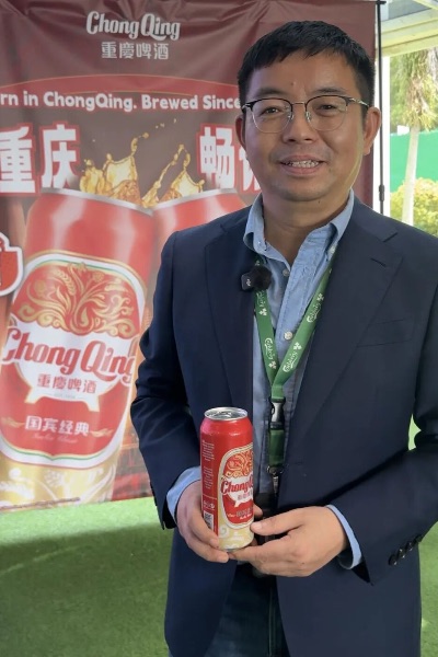 嘉士伯马来西亚供应链总监李志坤,作为重庆人的他,自豪地在现场推广重庆啤酒。重庆啤酒供图