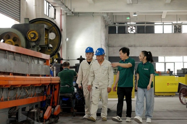 电力工人开展上门用电服务。国网重庆大足供电公司供图