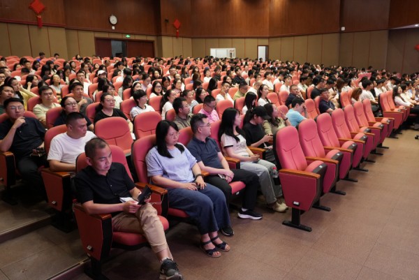 校企党员们在专注听党课。钱宇阳摄