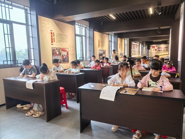 孩子们正在暑期公益书法培训班练字。李翠摄