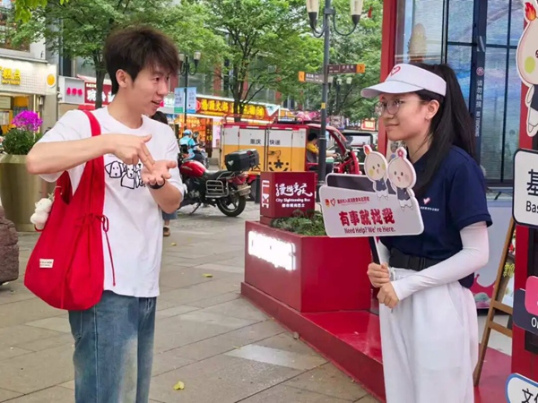 青年志愿者为游客提供帮助。受访者供图