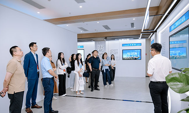 参观中。重庆市委金融办供图