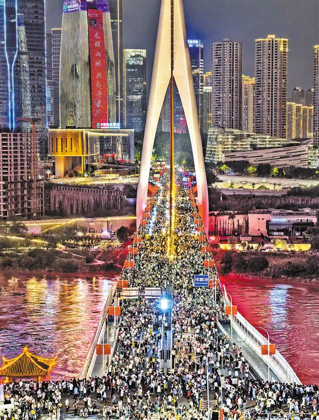 千厮门大桥变为“人行天桥”+“观景平台”。特约摄影 郭旭/视觉重庆