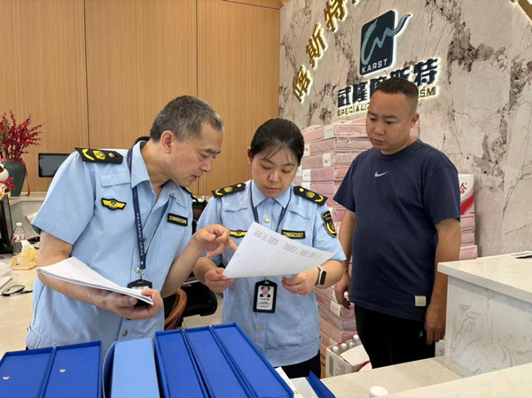 执法人员开展检查。武隆区委宣传部供图
