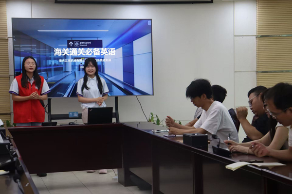 实践团成员讲解海关通关实用句型。学校供图