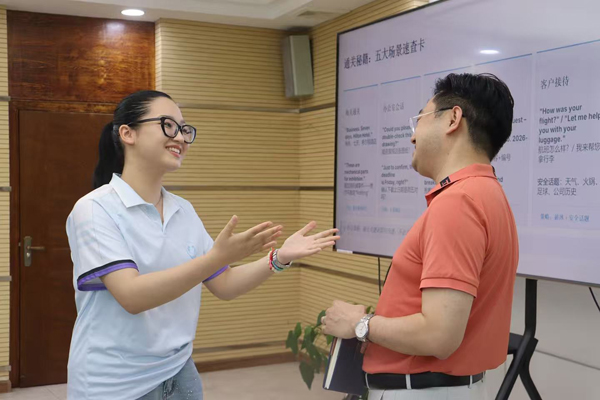 哈萨克斯坦留学生与企业员工进行交流。学校供图