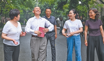 马善祥(左二)与居民聊社区舞蹈队时即兴走出舞步。新华社记者 陈 诚摄