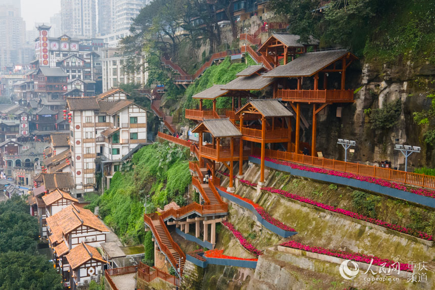 重庆母城“江崖街洞天”火出圈