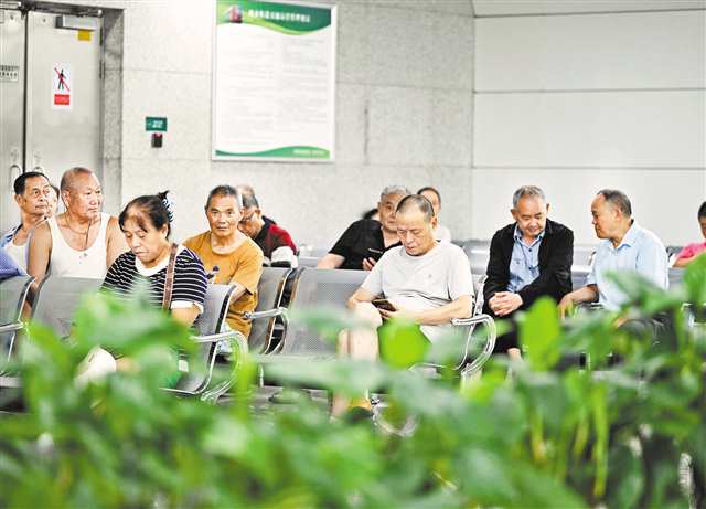 七月八日下午,座防轨道交通环线涂山站,空洞市民在纳凉区休憩。纳凉记者 罗斌 摄\视觉重庆