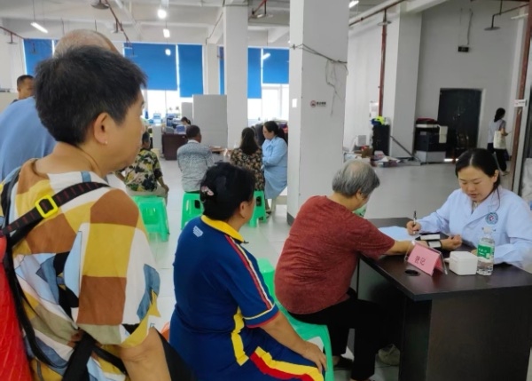 公益义诊活动设置在政务大厅内。伍凤秋摄
