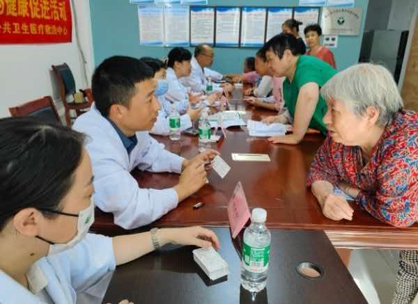 医生坐诊回应居民健康诉求。伍凤秋摄