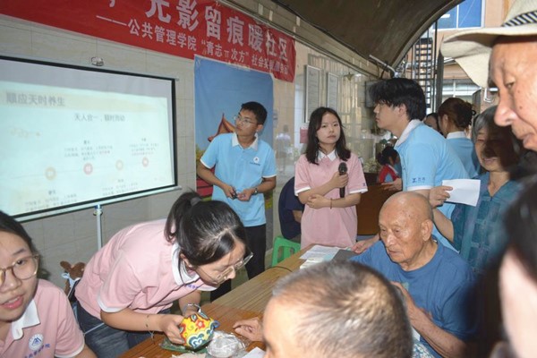 防空洞里的康养课 重财学子把健康服务送到纳凉点