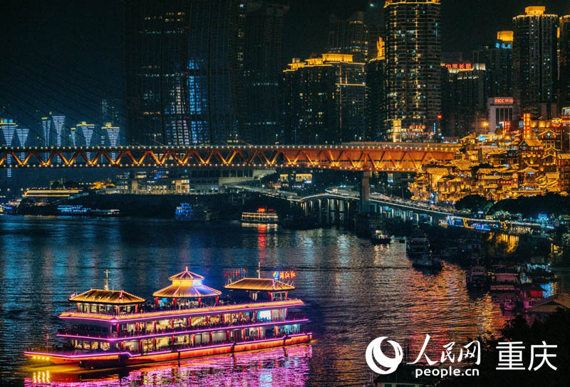 重庆两江夜游。