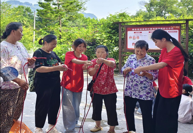 实践团成员演示常用应急绳结系法。杜钰晰摄