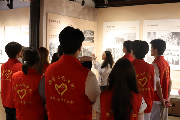 实践团成员参观卢作孚纪念馆。移通学院供图