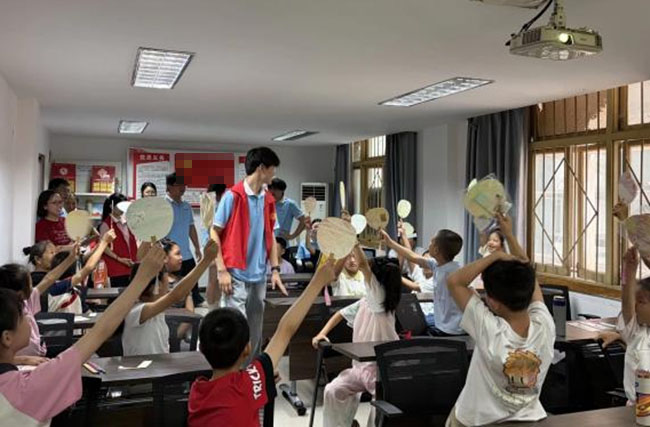 課堂現場。服務團供圖