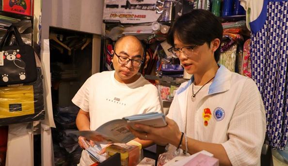 志愿者化身“先行者” 将反诈课堂从校园搬到社区