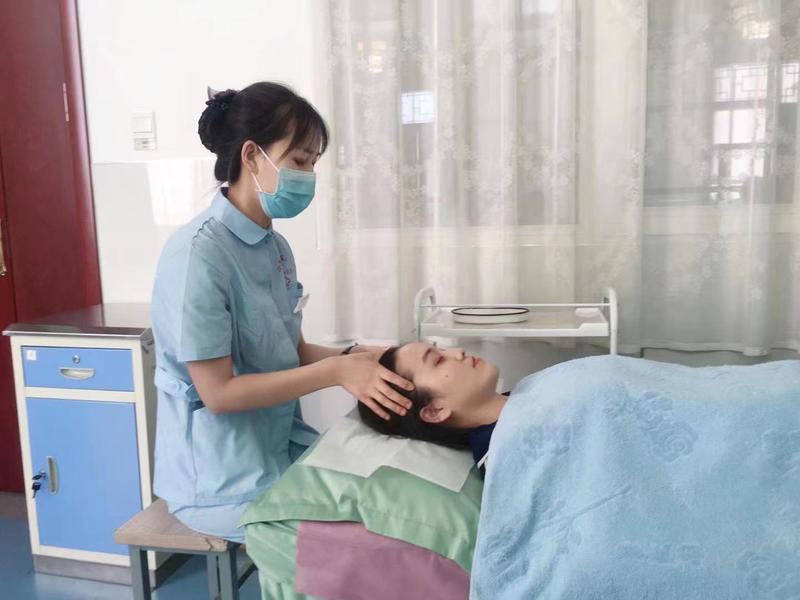 医护人员为患者开展中医头疗（资料图）。新华社记者 邹欣媛 摄